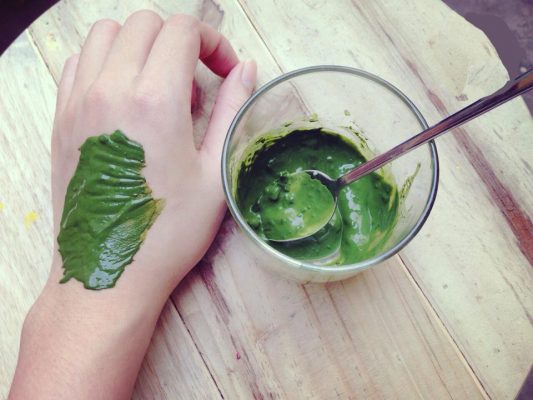 Bột lá neem đắp tay chân